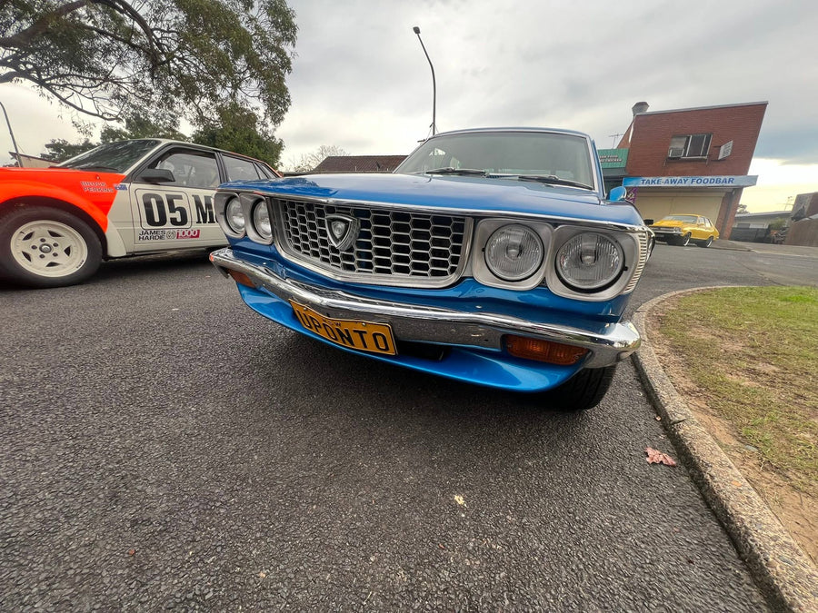 Classic blue sedan / front detail